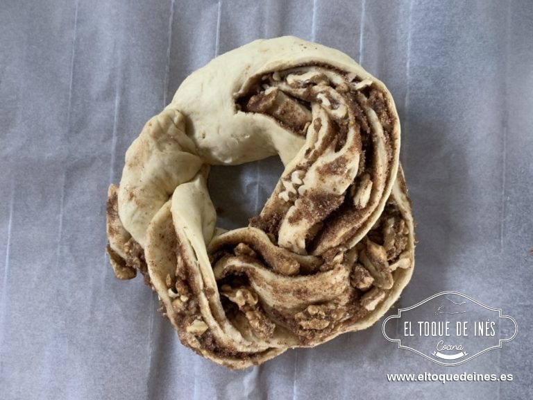 Juntamos una punta con otra intentando formar un círculo.